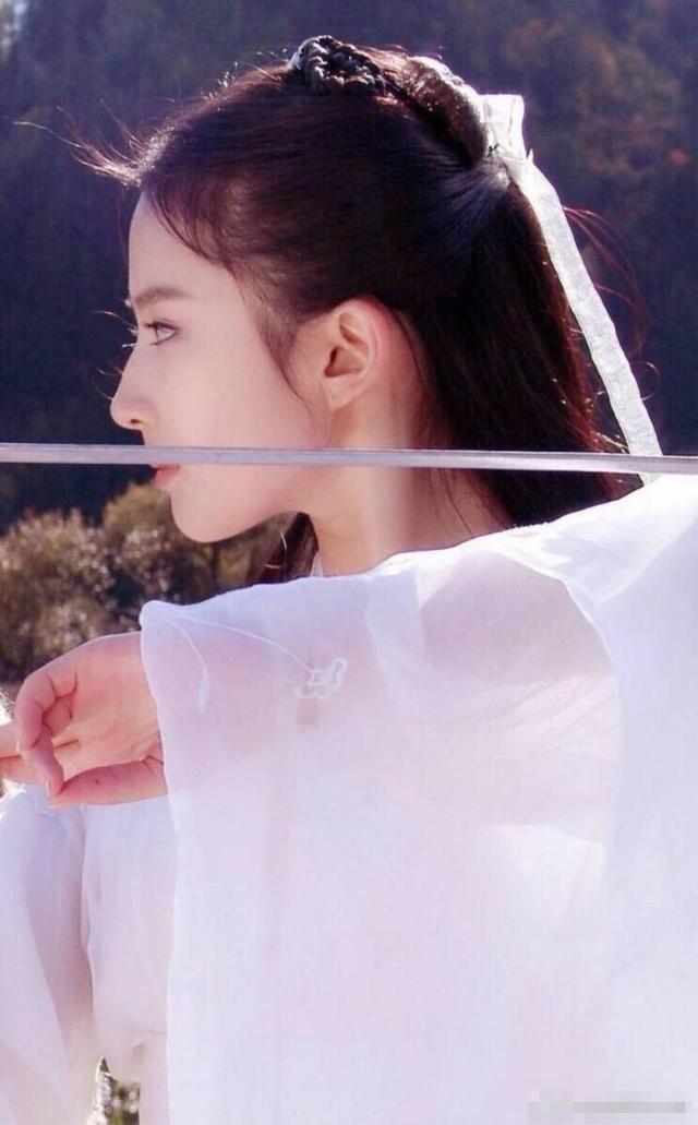 劉亦菲笑稱：自己是家裡顏值最低的！仔細一看「59歲媽媽」美過她，堪稱不老神話驚豔眾人