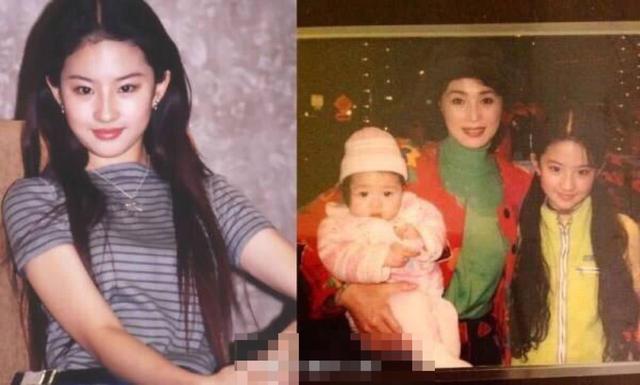 劉亦菲笑稱：自己是家裡顏值最低的！仔細一看「59歲媽媽」美過她，堪稱不老神話驚豔眾人