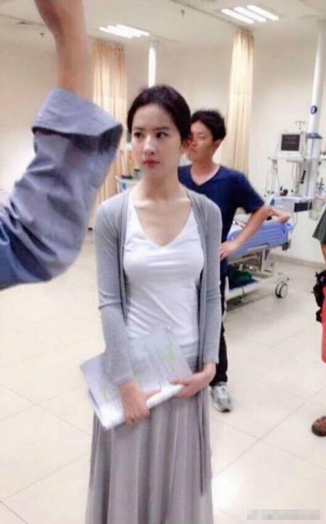 劉亦菲笑稱：自己是家裡顏值最低的！仔細一看「59歲媽媽」美過她，堪稱不老神話驚豔眾人