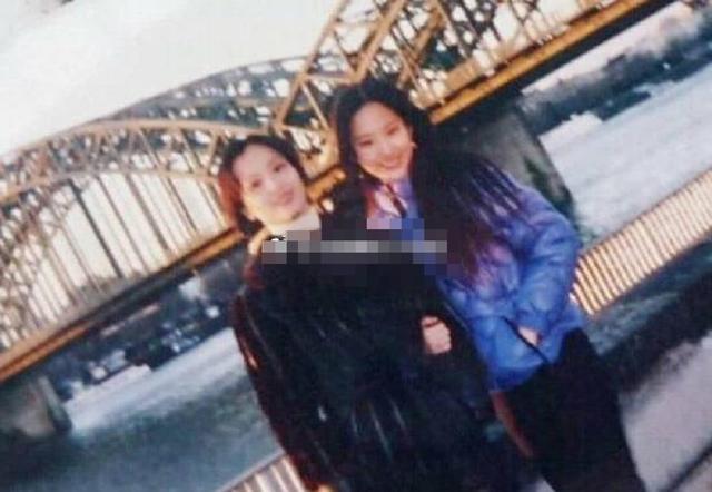 劉亦菲笑稱：自己是家裡顏值最低的！仔細一看「59歲媽媽」美過她，堪稱不老神話驚豔眾人
