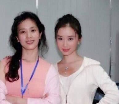 劉亦菲笑稱：自己是家裡顏值最低的！仔細一看「59歲媽媽」美過她，堪稱不老神話驚豔眾人