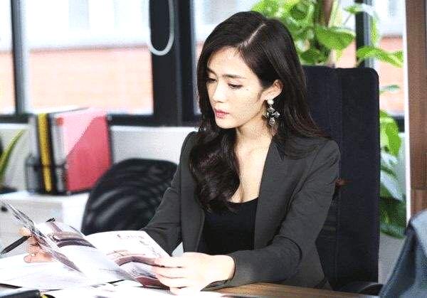 妻子一直加班... 丈夫去接保安竟指向「辦公室監視器畫面」  一看隔天含淚離婚！