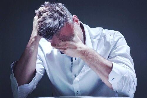 妻子一直加班... 丈夫去接保安竟指向「辦公室監視器畫面」  一看隔天含淚離婚！