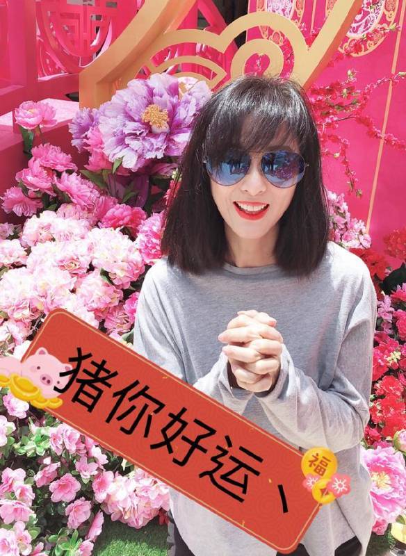 被64歲米雪驚艷了，只是剪個「波波頭」，意外的很時尚減齡