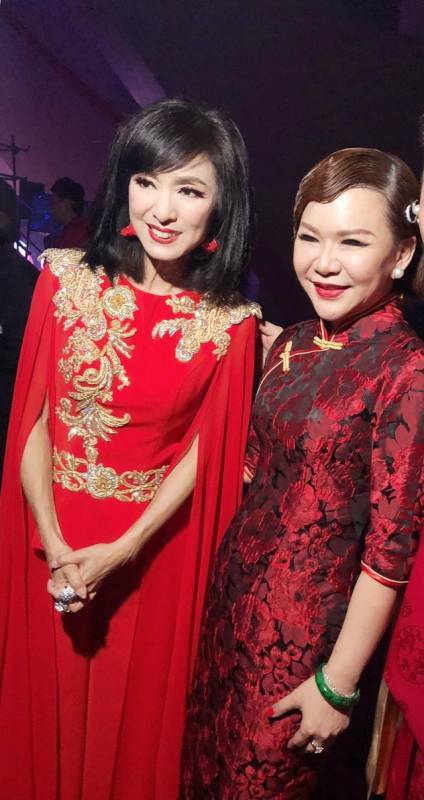 被64歲米雪驚艷了，只是剪個「波波頭」，意外的很時尚減齡