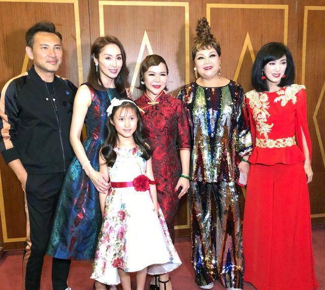 被64歲米雪驚艷了，只是剪個「波波頭」，意外的很時尚減齡