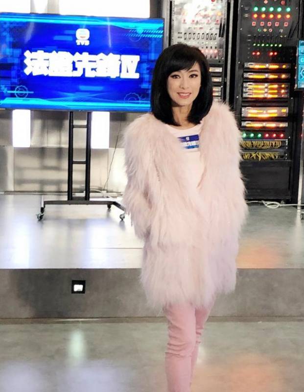 被64歲米雪驚艷了，只是剪個「波波頭」，意外的很時尚減齡