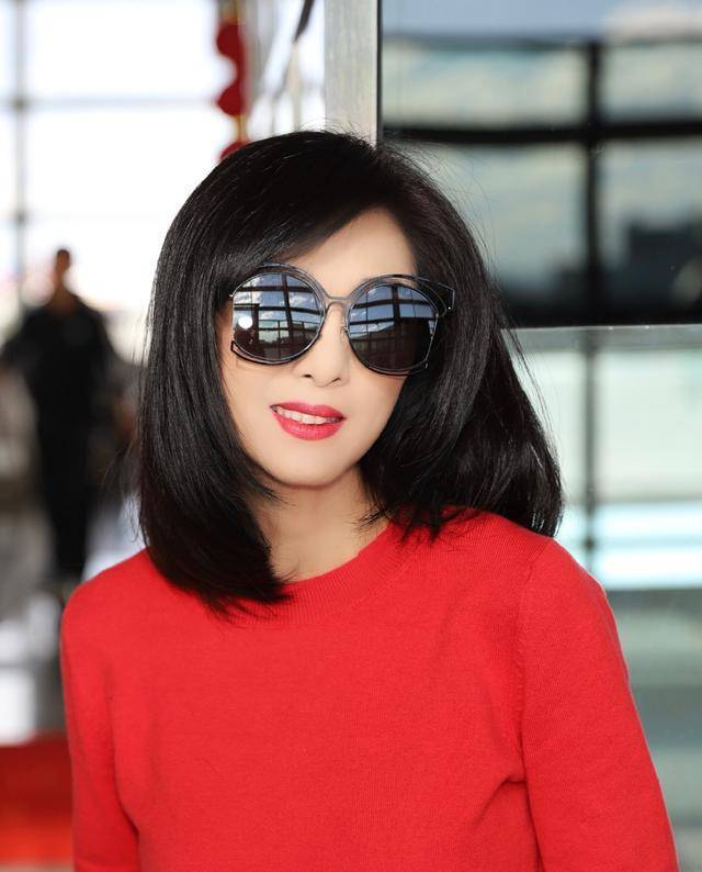 被64歲米雪驚艷了，只是剪個「波波頭」，意外的很時尚減齡