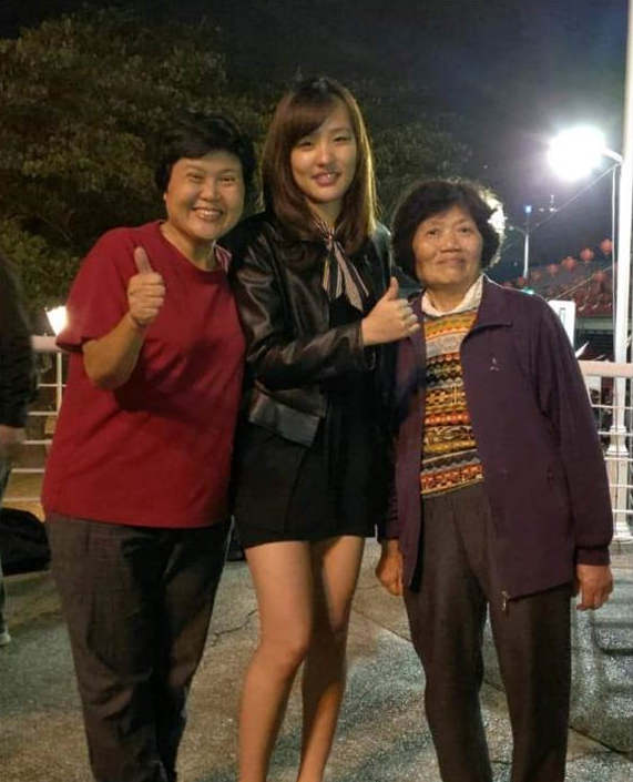 高人氣不輸老爸！網友不解問「韓冰到底紅什麼」　地方媽媽曝「被收服原因」：從腿可以看出來