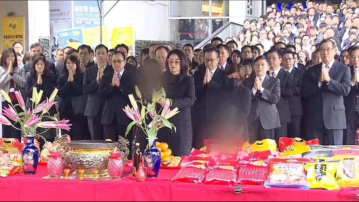 嚴凱泰遺孀開工團拜「責無旁貸扛起集團」　兒女也現身「整個人全變了」網友超心疼