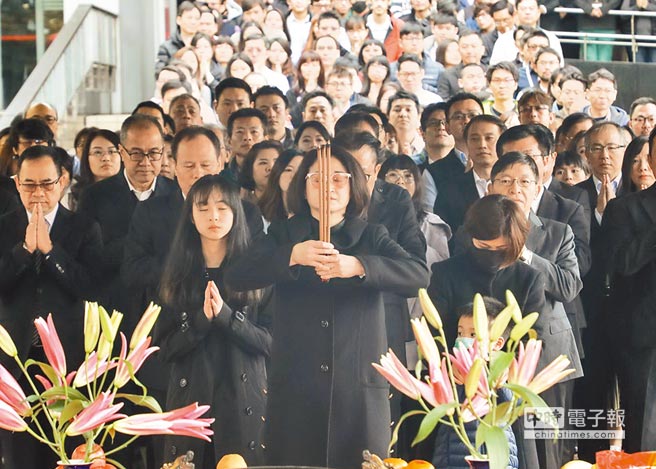 嚴凱泰遺孀開工團拜「責無旁貸扛起集團」　兒女也現身「整個人全變了」網友超心疼