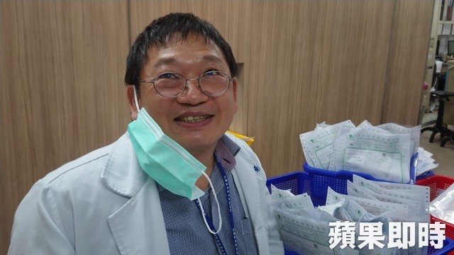 不識字怎麼辦？台東藥師為老人家「即興創作幾十年」   眾人一看笑推：太有才了