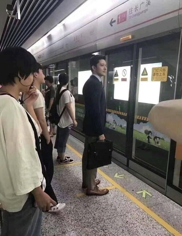 婚後成超級奶爸!立威廉為照顧愛妻「推工作損失6千萬」 「5國混血女兒長大」面容精緻如芭比