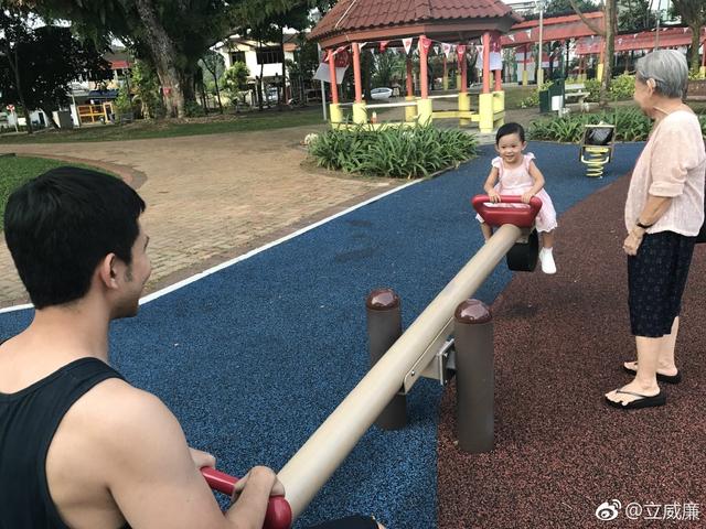 婚後成超級奶爸!立威廉為照顧愛妻「推工作損失6千萬」 「5國混血女兒長大」面容精緻如芭比