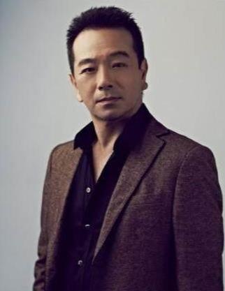 張晨光為追老婆「連送4年玫瑰花」　婚後「房產登記女方名下」妻子年過半百氣質依舊