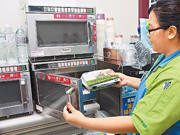 踢到鐵板！店員禮貌問「需要微波嗎？」被奧客飆罵　店長「開口霸氣回擊」對方秒不敢吭聲