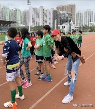 張柏芝努力當好媽媽！ 參與兒子運動會「全程陪跑」 買零食請全班當獎勵：不想錯過他長大