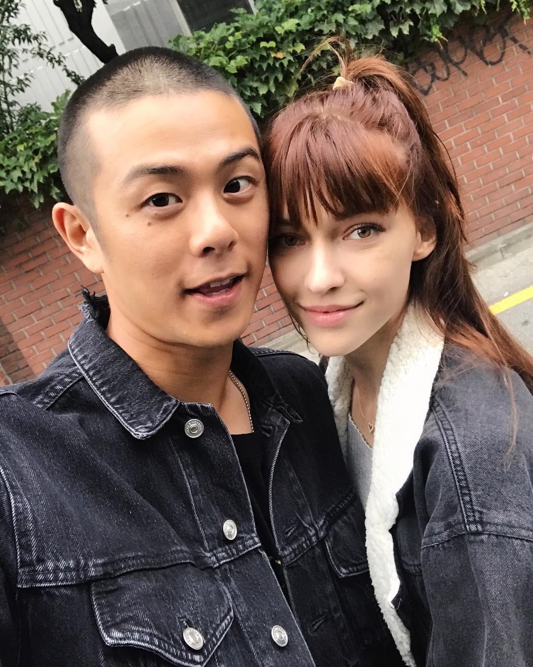 苦等2年男友退伍了！德國女模「飛13小時接韓國男友」　一步出軍營「飛奔爆哭」感動全網：結婚吧❤