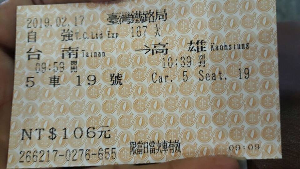 她上車發現「自己位子被老伯坐走」親切讓位　當一旁女兒開口「她氣到怒討座位」網全力挺：幹得好