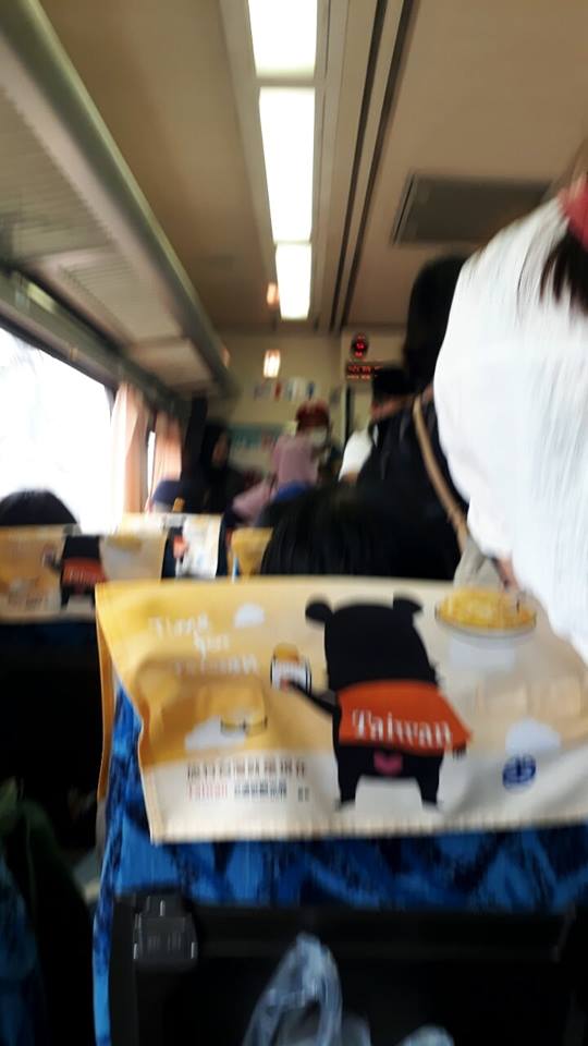 她上車發現「自己位子被老伯坐走」親切讓位　當一旁女兒開口「她氣到怒討座位」網全力挺：幹得好