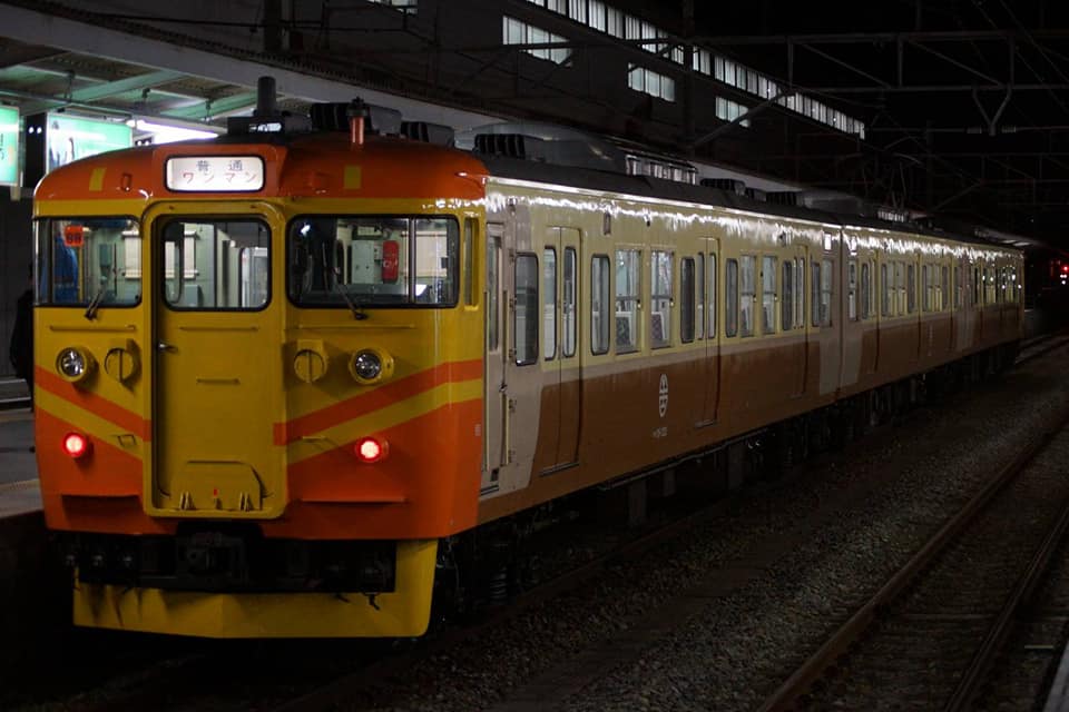 她上車發現「自己位子被老伯坐走」親切讓位　當一旁女兒開口「她氣到怒討座位」網全力挺：幹得好