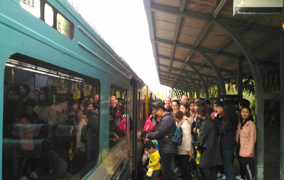 她上車發現「自己位子被老伯坐走」親切讓位　當一旁女兒開口「她氣到怒討座位」網全力挺：幹得好
