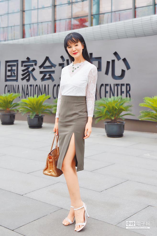 「媽祖代言人」張如君凍齡！ 率「6位選美皇后」一字排開超吸睛 考博士投身公益多年：只為還願