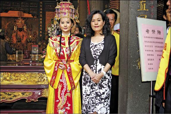 「媽祖代言人」張如君凍齡！ 率「6位選美皇后」一字排開超吸睛 考博士投身公益多年：只為還願