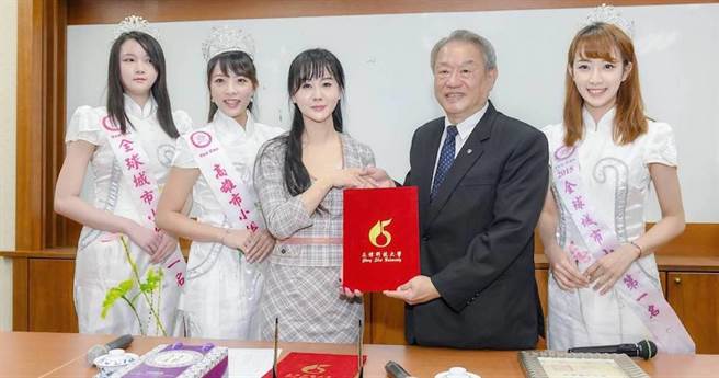 「媽祖代言人」張如君凍齡！ 率「6位選美皇后」一字排開超吸睛 考博士投身公益多年：只為還願