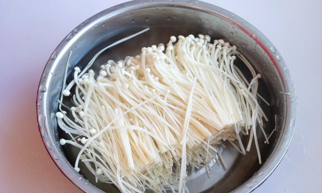 「1把金針菇2個番茄」扔到鍋裡「簡單製做」一上桌就被家人吃完了