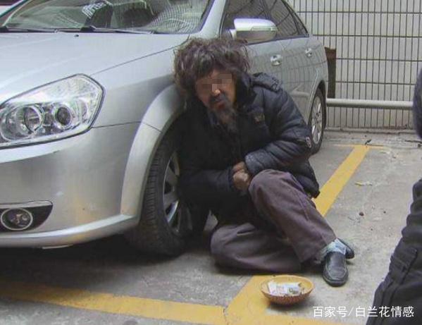 假扮乞丐回家，大兒子讓他滾，二兒子裝不識，小兒子收留得88萬