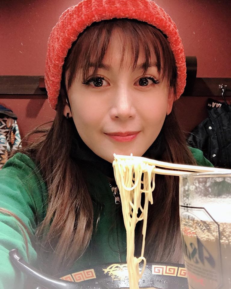 45歲鄭仲茵曬「素顏崩壞照」自嘲出來驚人　關掉美肌「面對真實年齡」網：完全不敢相信
