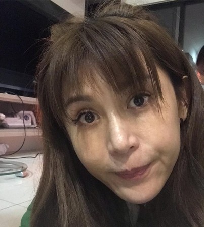 45歲鄭仲茵曬「素顏崩壞照」自嘲出來驚人　關掉美肌「面對真實年齡」網：完全不敢相信