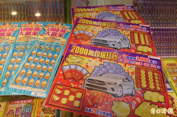 親情才是最大獎！孝順兄弟看阿嬤摃龜…立刻「自掏6000」樂喊「妳中了」 阿嬤燦笑店員暖哭配合