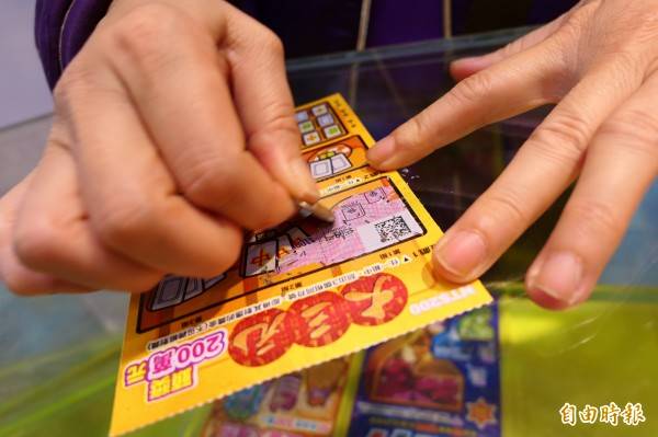 親情才是最大獎！孝順兄弟看阿嬤摃龜…立刻「自掏6000」樂喊「妳中了」 阿嬤燦笑店員暖哭配合
