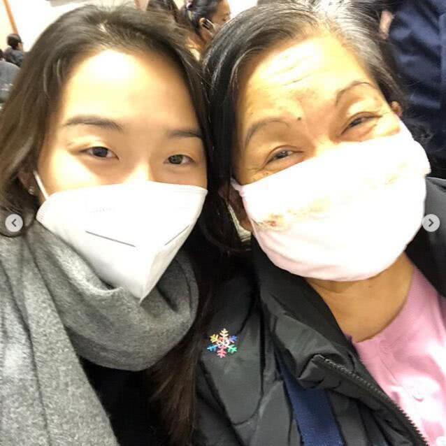 換我照顧你！梁家輝女兒得知「保姆患重病」天天陪去醫院　「康復出院」全家開心到不行