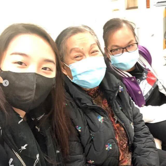 換我照顧你！梁家輝女兒得知「保姆患重病」天天陪去醫院　「康復出院」全家開心到不行
