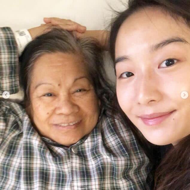 換我照顧你！梁家輝女兒得知「保姆患重病」天天陪去醫院　「康復出院」全家開心到不行