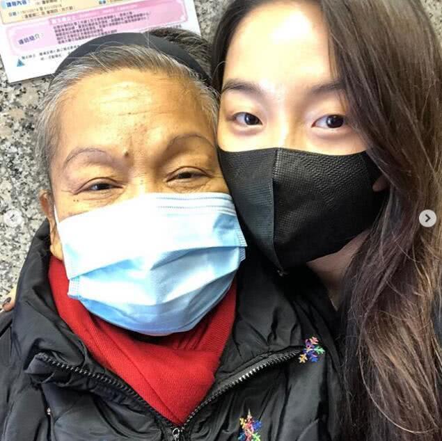 換我照顧你！梁家輝女兒得知「保姆患重病」天天陪去醫院　「康復出院」全家開心到不行