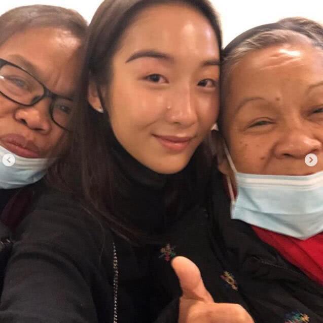 換我照顧你！梁家輝女兒得知「保姆患重病」天天陪去醫院　「康復出院」全家開心到不行