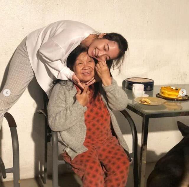 換我照顧你！梁家輝女兒得知「保姆患重病」天天陪去醫院　「康復出院」全家開心到不行