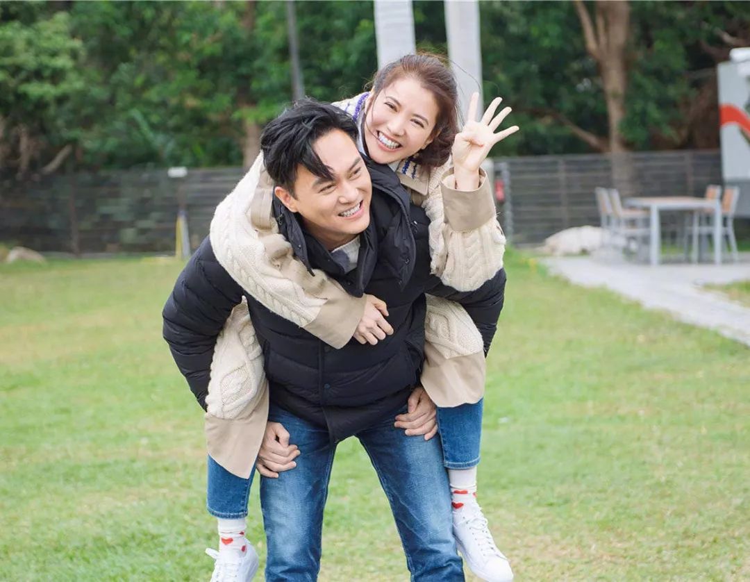一直租房住，結婚18年終買房！張智霖袁詠儀9000萬豪宅意外曝光，比章子怡家還大！