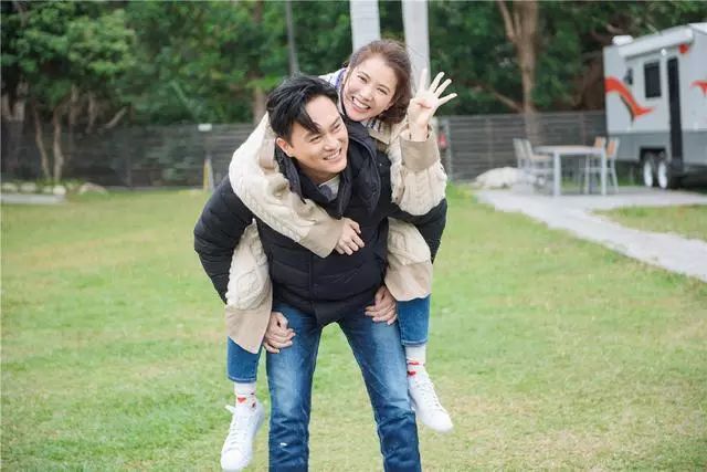 一直租房住，結婚18年終買房！張智霖袁詠儀9000萬豪宅意外曝光，比章子怡家還大！