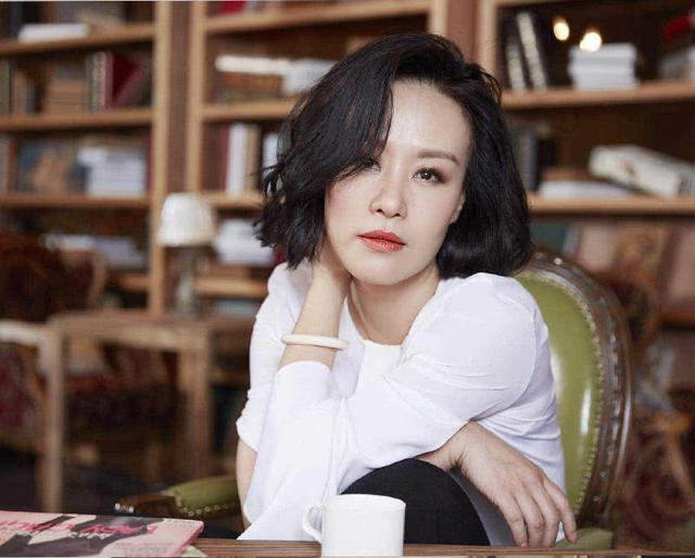 曾是世界最美50人之一！她與丈夫「恩愛25年無所出」 如今52歲「隨時間自然老去」仍很美