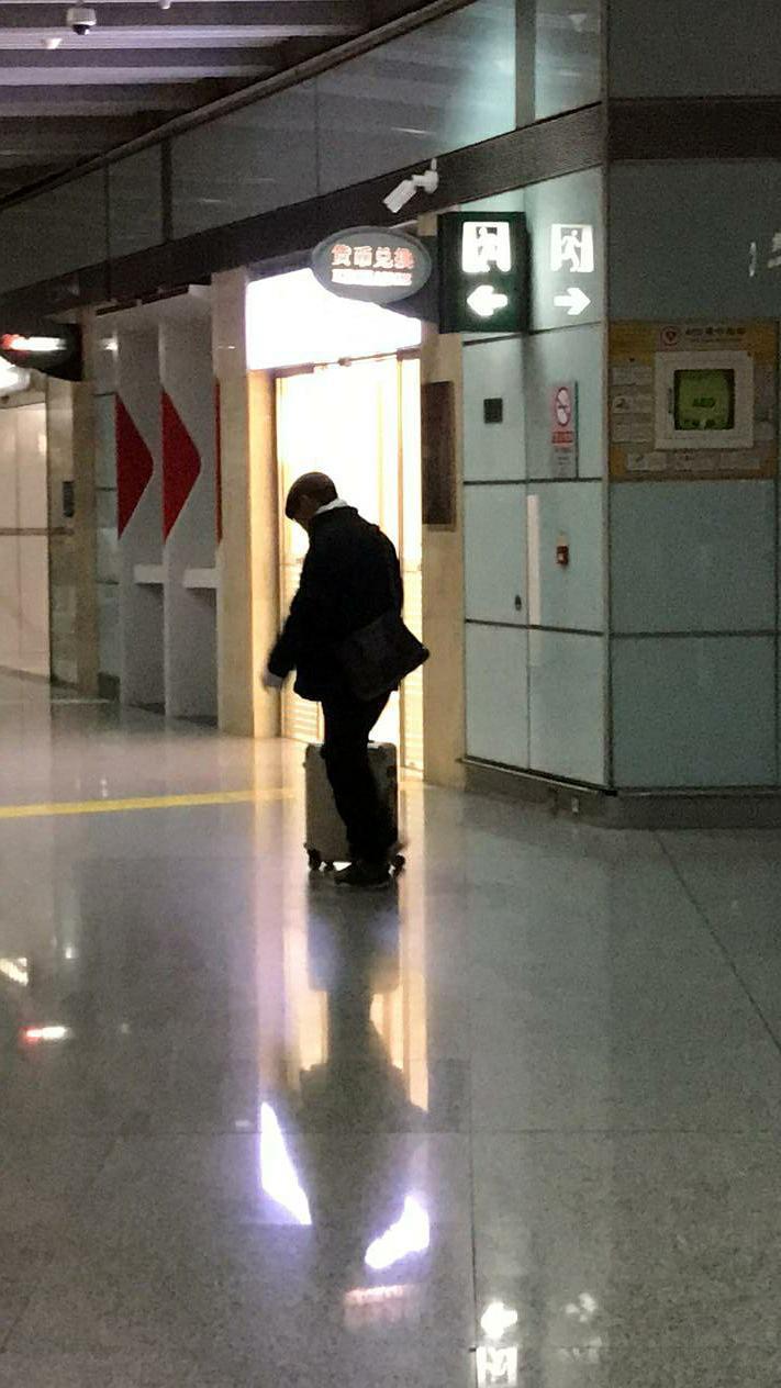 66歲李立群「半夜自己搭飛機」連助理都沒帶 他笑回「寧願一個人」賺越多越孤獨