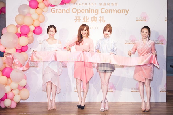 嫁富豪消失6年！小蜜桃姊姊「搭機回娘家」豪發6位數紅包　自曝「有重大計畫」女人當自強