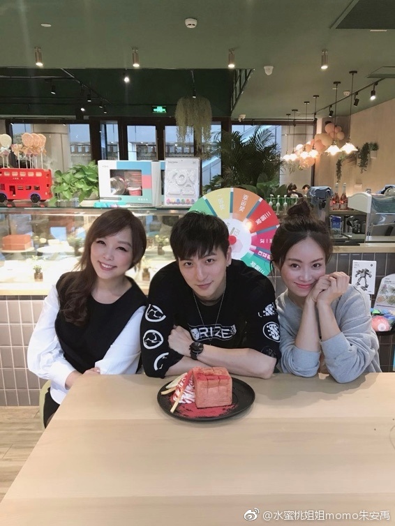 嫁富豪消失6年！小蜜桃姊姊「搭機回娘家」豪發6位數紅包　自曝「有重大計畫」女人當自強