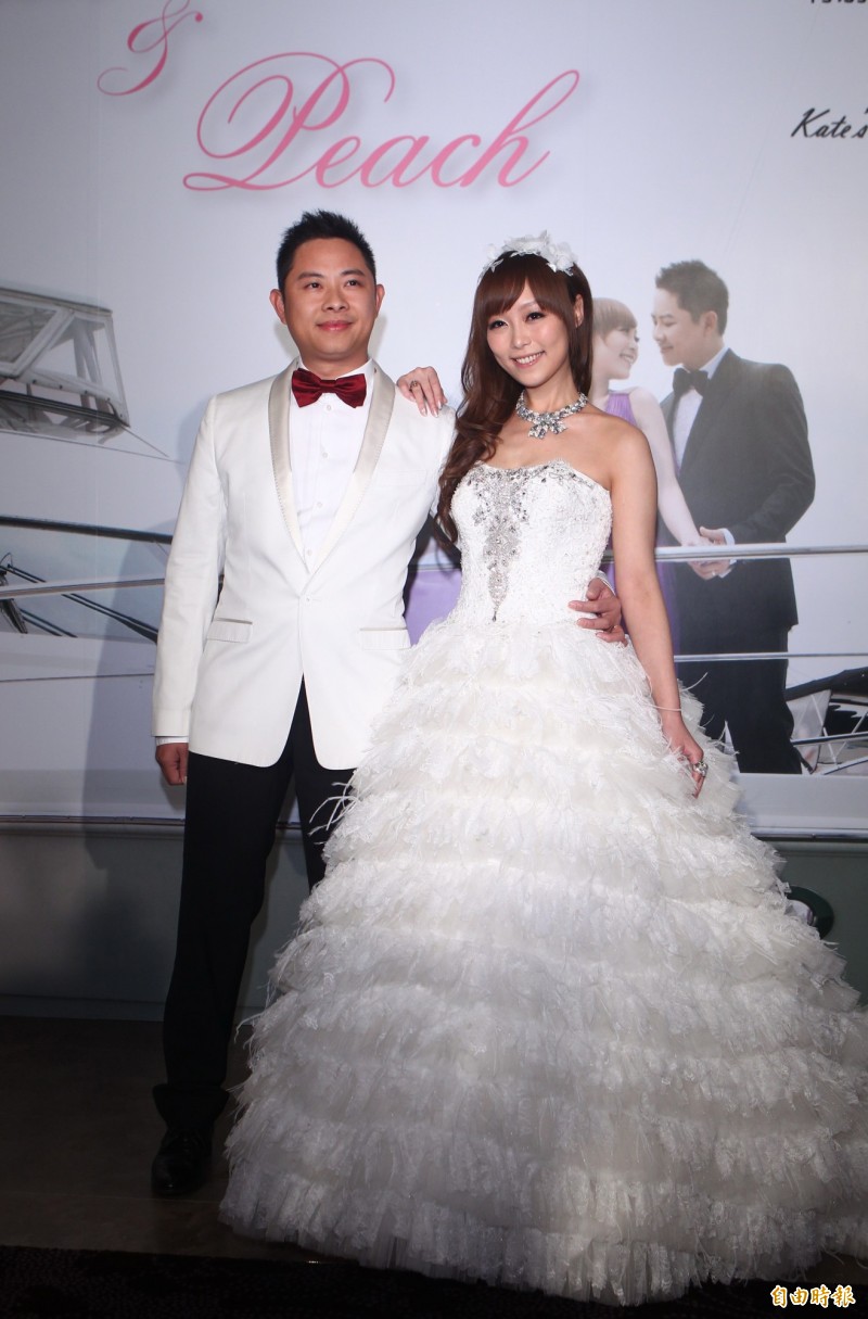 嫁富豪消失6年！小蜜桃姊姊「搭機回娘家」豪發6位數紅包　自曝「有重大計畫」女人當自強