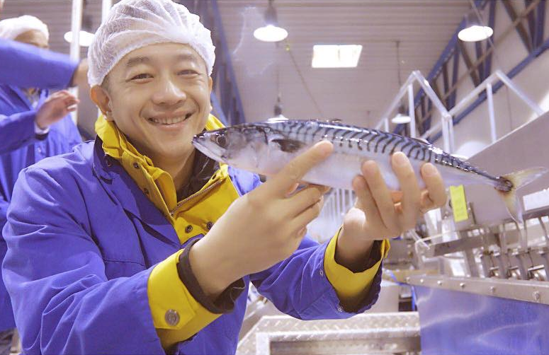 最正星二代出道！陳昭榮「18歲女兒曝光」引暴動　不靠爸「甘願當打雜妹」：被罵也感激