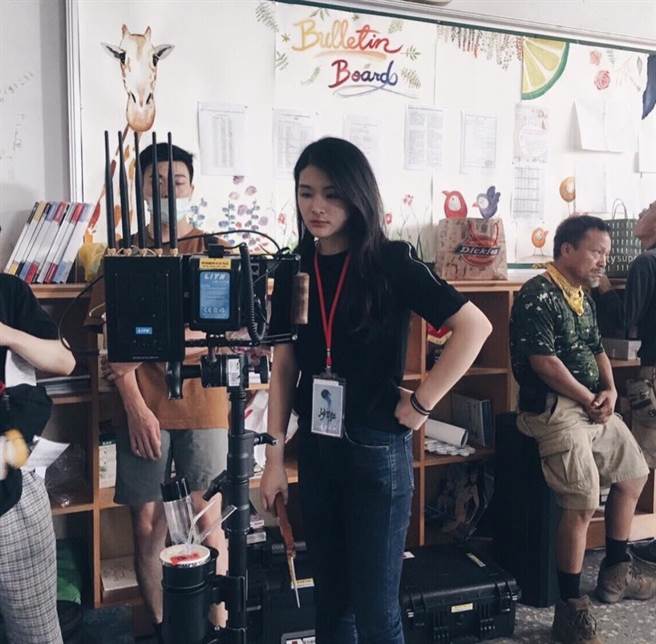 最正星二代出道！陳昭榮「18歲女兒曝光」引暴動　不靠爸「甘願當打雜妹」：被罵也感激